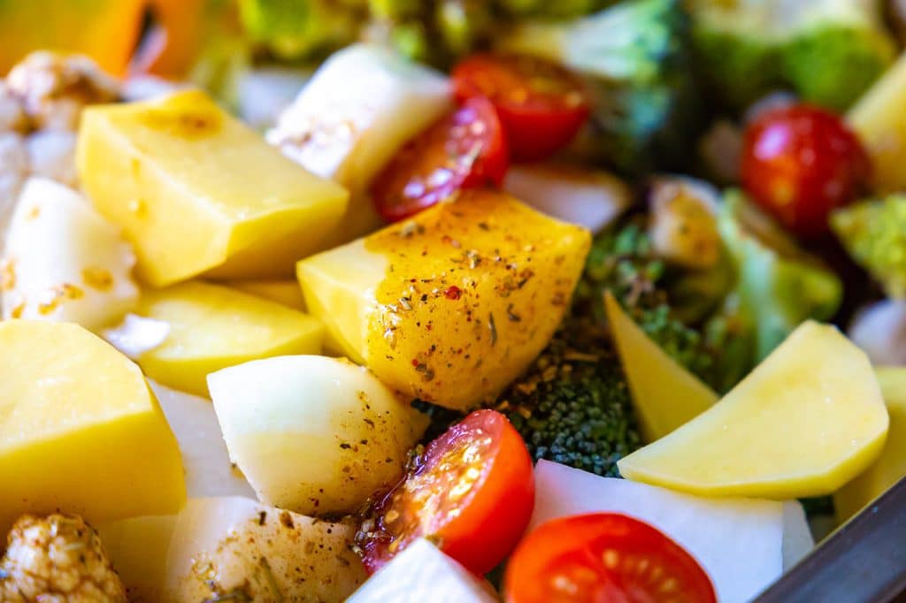 Mediterranes Ofengemüse: Gemüse im Backofen mit Kartoffeln - WOMZ