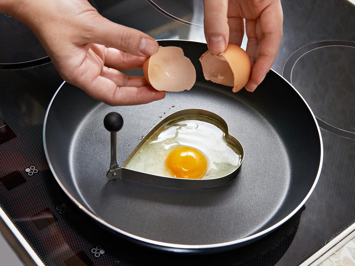 Spiegelei in Herzform: Die herzige Frühstücksidee mit Ei - WOMZ