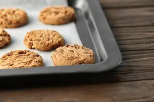 Vegane Cookies mit Schokostückchen