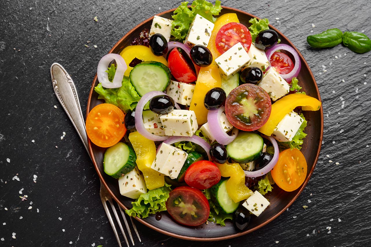 Griechischer Salat mit Schafskäse und Joghurt-Dressing - WOMZ